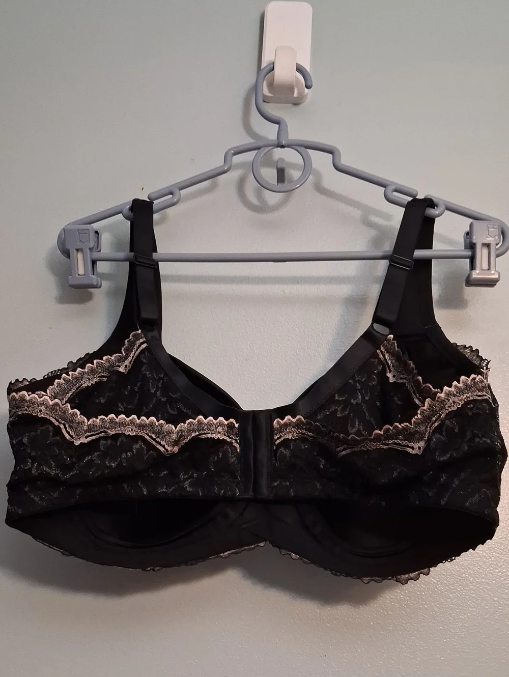Breezies Size 44D Women's Black With Cream Lace-Trim Full Coverage WireFree Bra.